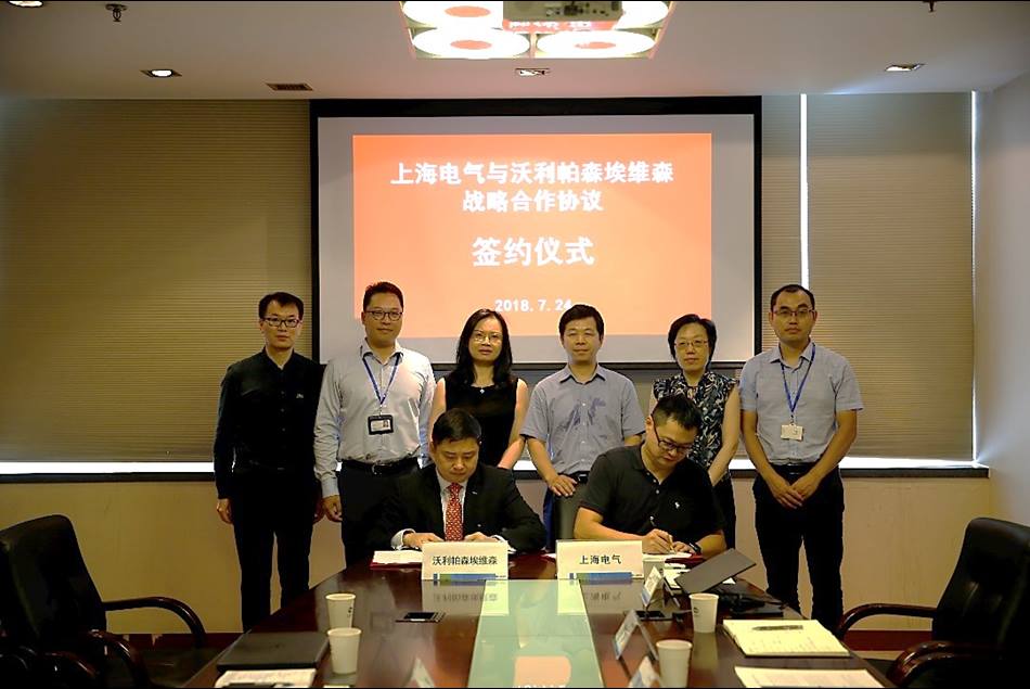 Alan Yau signs the MoU contract with Sha Yunfeng, Vice Managing Director of  Shanghai Electric.